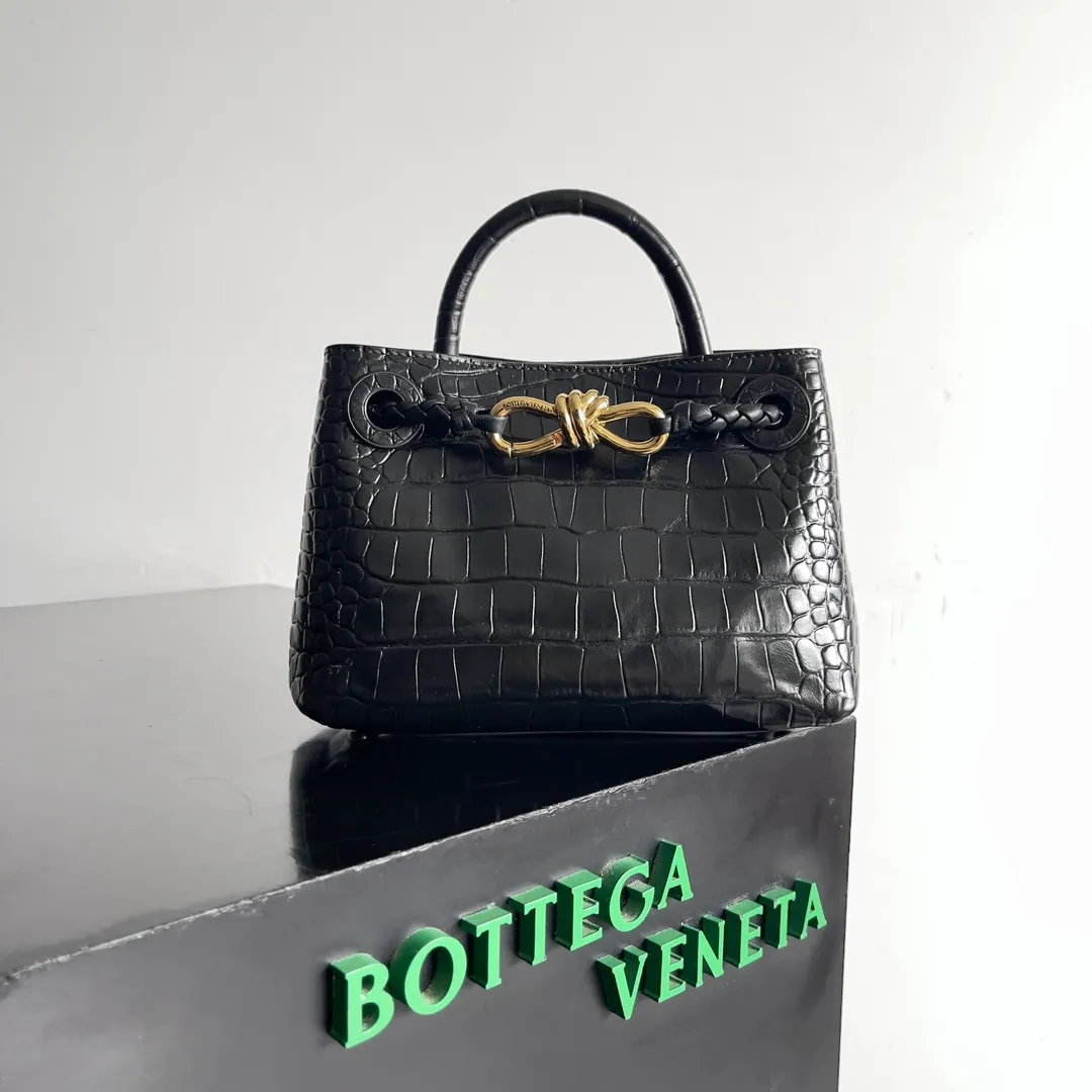 Batch 2880 BOTTEGA VENETA new women's crocodile leather ANDIAMO is shipped! ! ! As a classic model of the BV family, each innovation brings different surprises to fans. There are three ways to carry it with different makeup. Crocodile skin is called the gold in leather and is famous for its top luxury and rarity. During use, the luster of the crocodile skin will not fade or fade with time. No matter how long it is used, it will still remain new. And because each crocodile skin is different, the effect of each crocodile leather bag is different. Style number: 777614 Size: 22*9*15.5cm